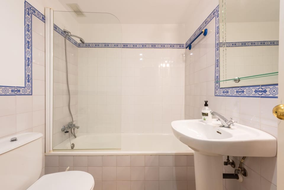 Shower, Toilet, Bathroom, Bath, towels