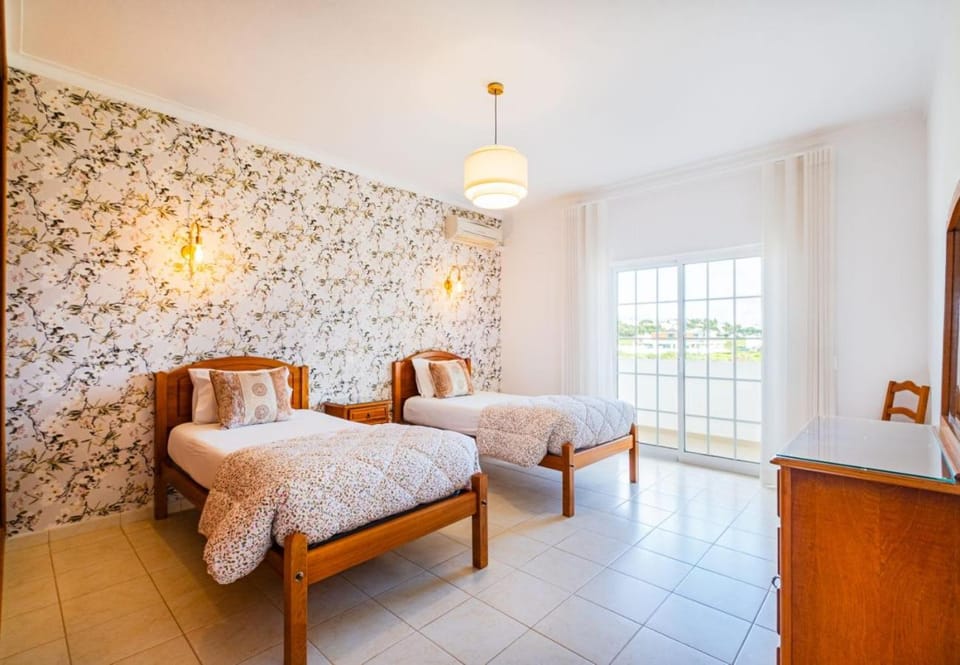 Villa Mina - Large house sleeps 9, walk to beach, golf and shops Villa in Guia