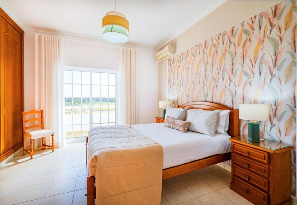 Villa Mina - Large house sleeps 9, walk to beach, golf and shops Villa in Guia