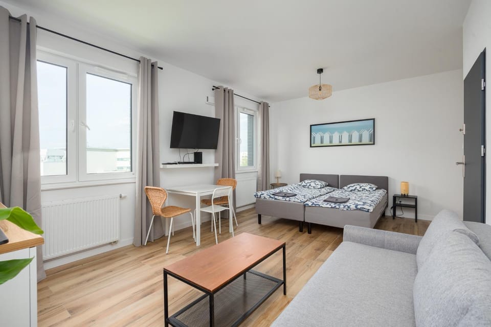 TV and multimedia, Living room, Photo of the whole room, Seating area, Bedroom