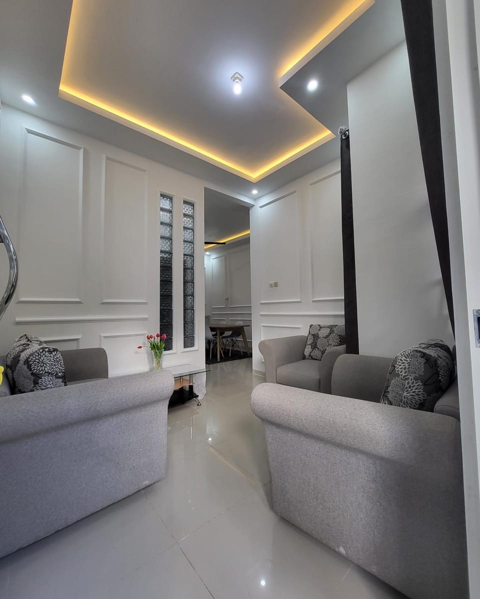 Property building, Facade/entrance, Living room, Area and facilities, Area and facilities, Family, Family