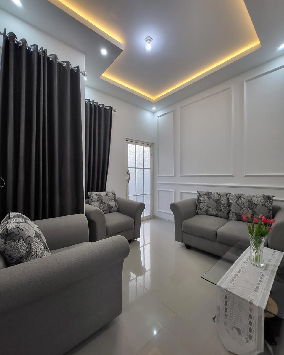 Facade/entrance, Living room, Area and facilities, Area and facilities, Family, Family, Family