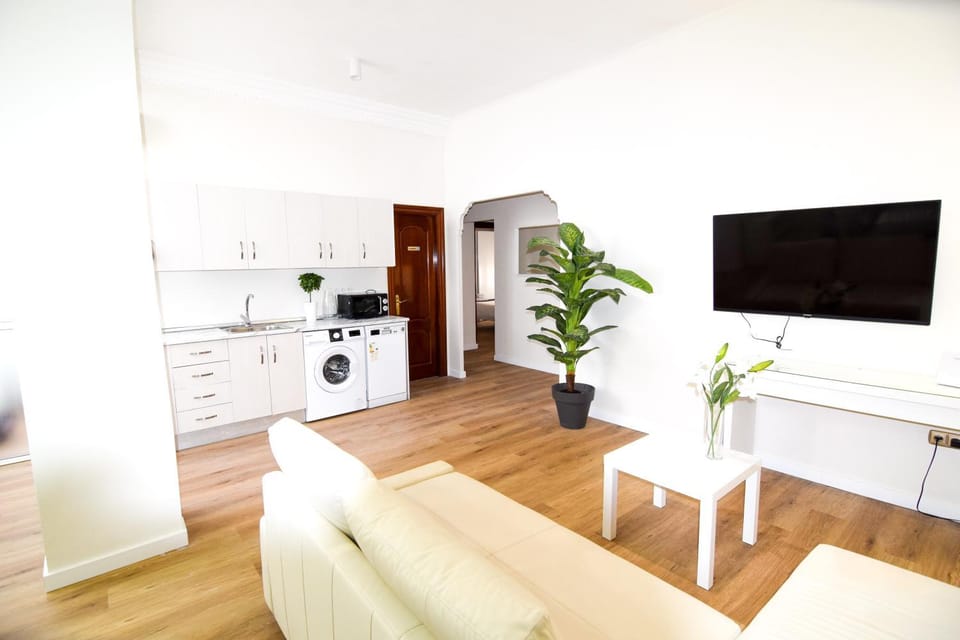 TV and multimedia, Kitchen or kitchenette, Living room, Seating area