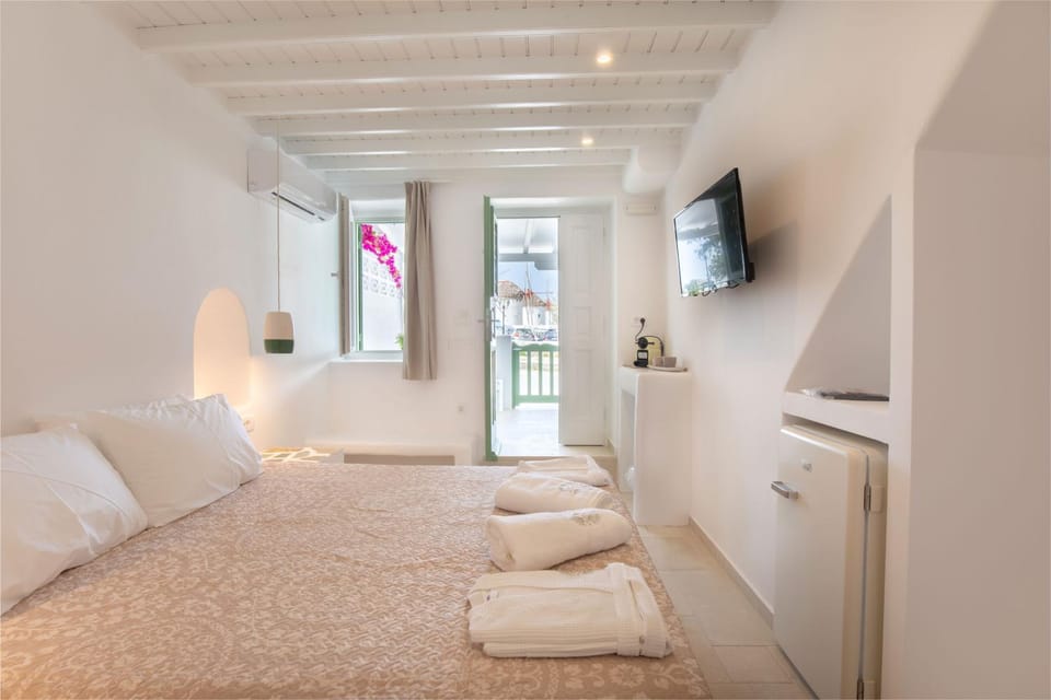 Bed, Photo of the whole room, Bedroom, Landmark view, Street view