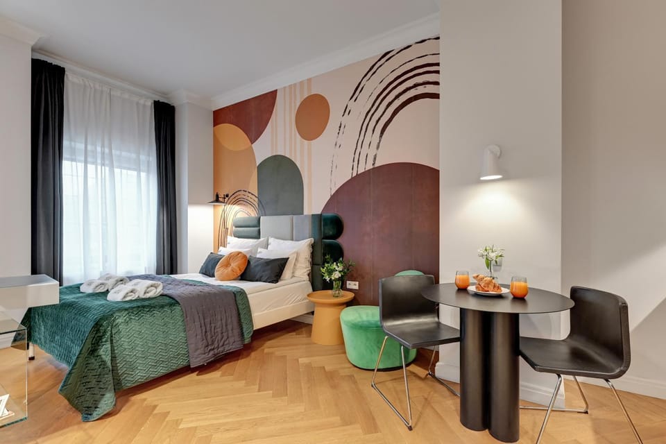 Bed, Living room, Photo of the whole room, Seating area, Bedroom, towels