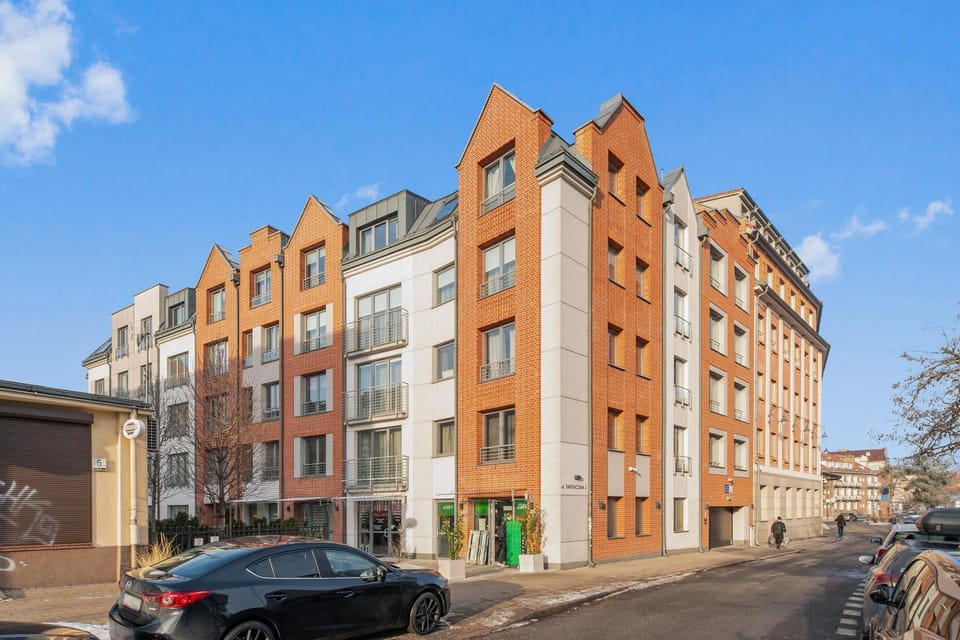 Property building, Day, Neighbourhood, Location