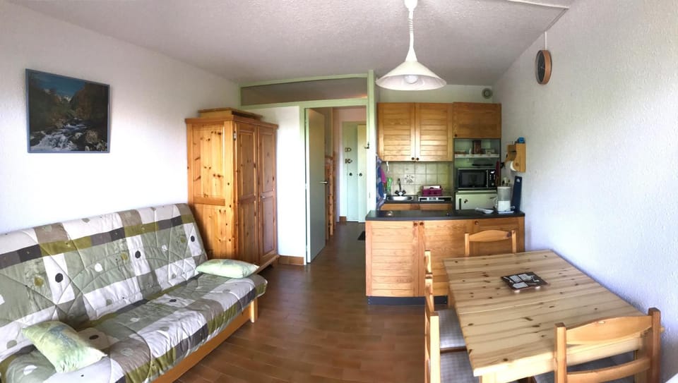 studio 4 personnes rez de jardin a Ancelle 05260 Apartment in Provence-Alpes-Côte d'Azur