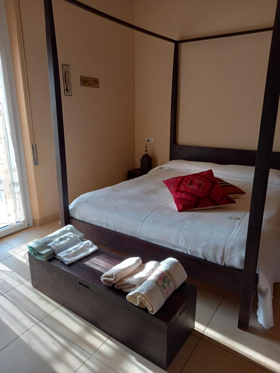 Bed, Bedroom, towels