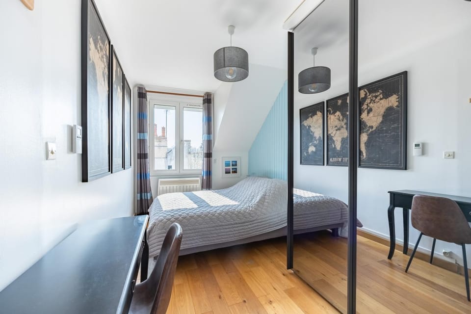 Photo of the whole room, Bedroom