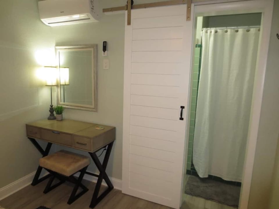 NEW Dunedin Bayshore Cottage on Pinellas Trail Apartment in Dunedin