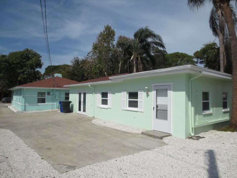 NEW Dunedin Bayshore Cottage on Pinellas Trail Apartment in Dunedin