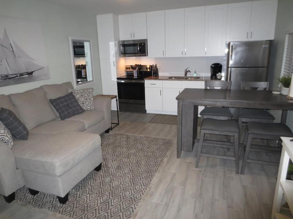 NEW Dunedin Bayshore Cottage on Pinellas Trail Apartment in Dunedin