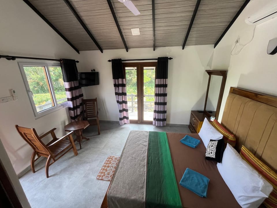 Bed, TV and multimedia, Photo of the whole room, Seating area, Bedroom