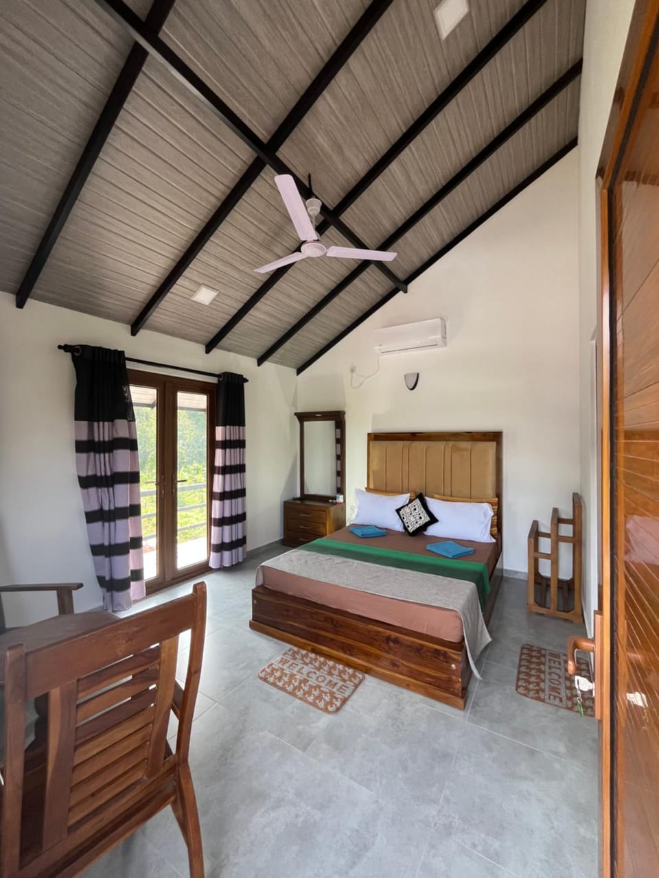 Bed, Living room, Seating area, Bedroom