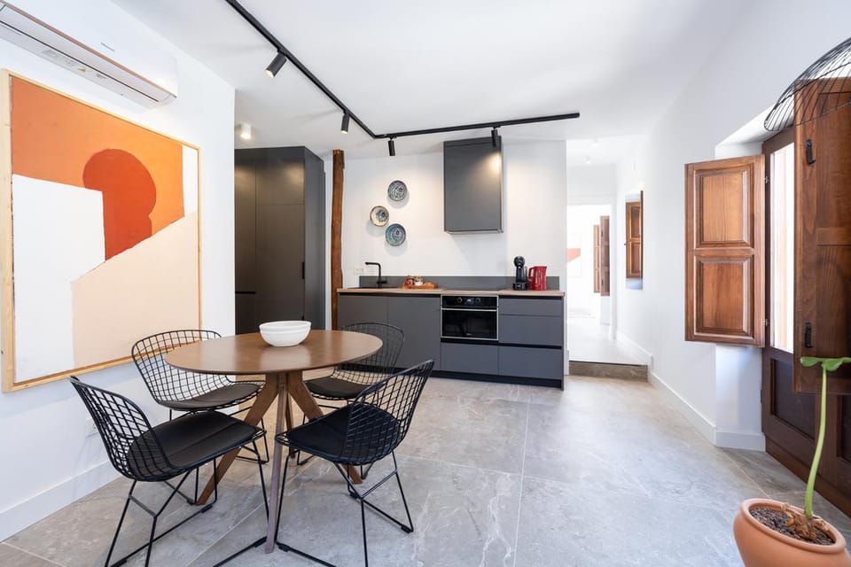 Kitchen or kitchenette, Dining area, minibar