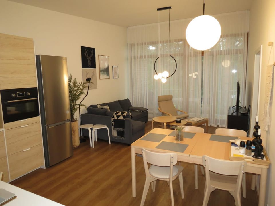 TV and multimedia, Kitchen or kitchenette, Living room, Seating area, Dining area, oven
