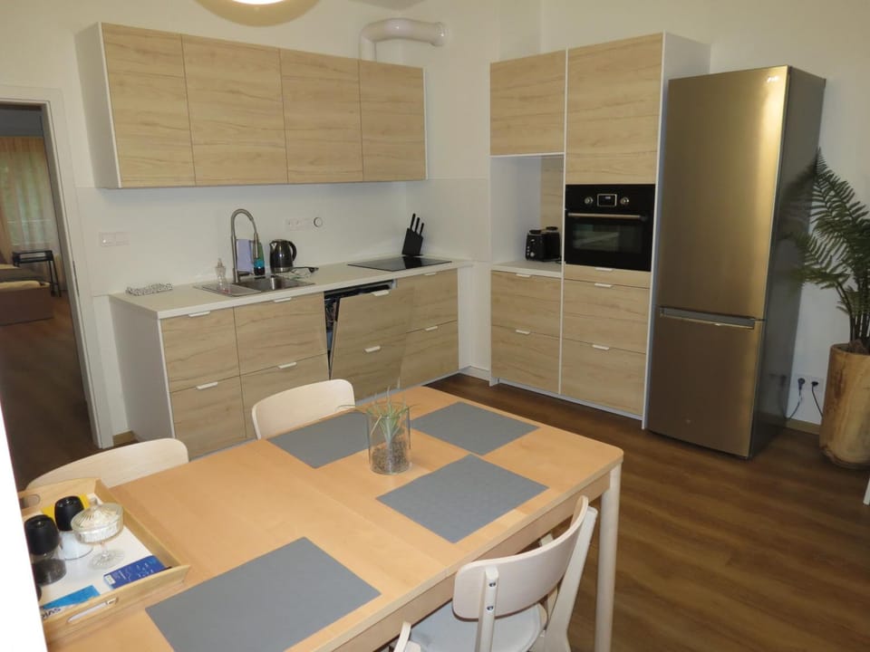 Coffee/tea facilities, Kitchen or kitchenette, Dining area, oven, stove, toaster