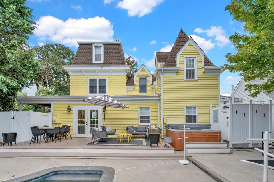 Property building, Patio, Swimming pool