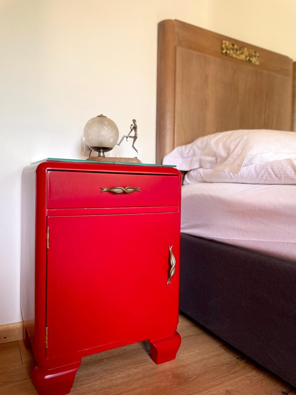 Bed, Bedroom, microwave