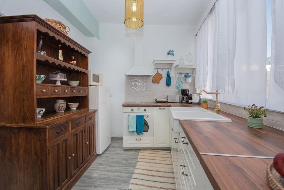 Kitchen or kitchenette, minibar, pet friendly, stove, kitchen