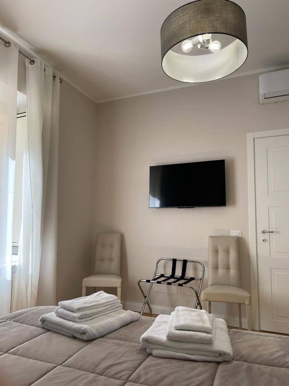 Bed, TV and multimedia, Photo of the whole room, towels