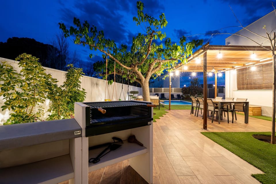 Property building, BBQ facilities, Garden, Dining area, Swimming pool