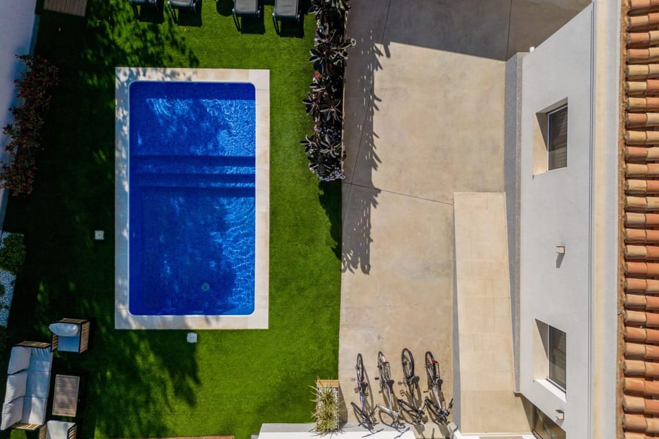 Swimming pool, sunbed