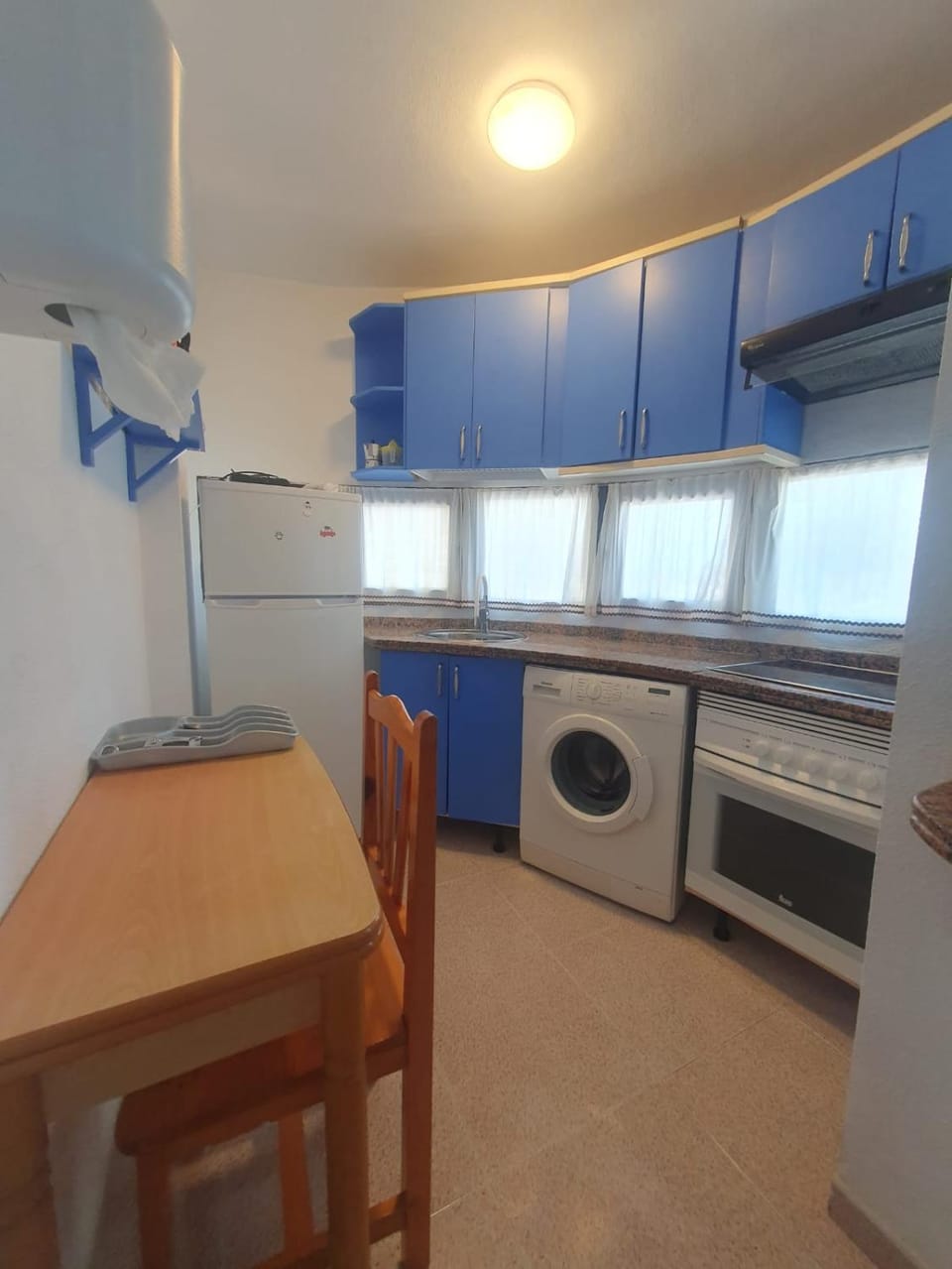 Kitchen or kitchenette, oven, washing machine