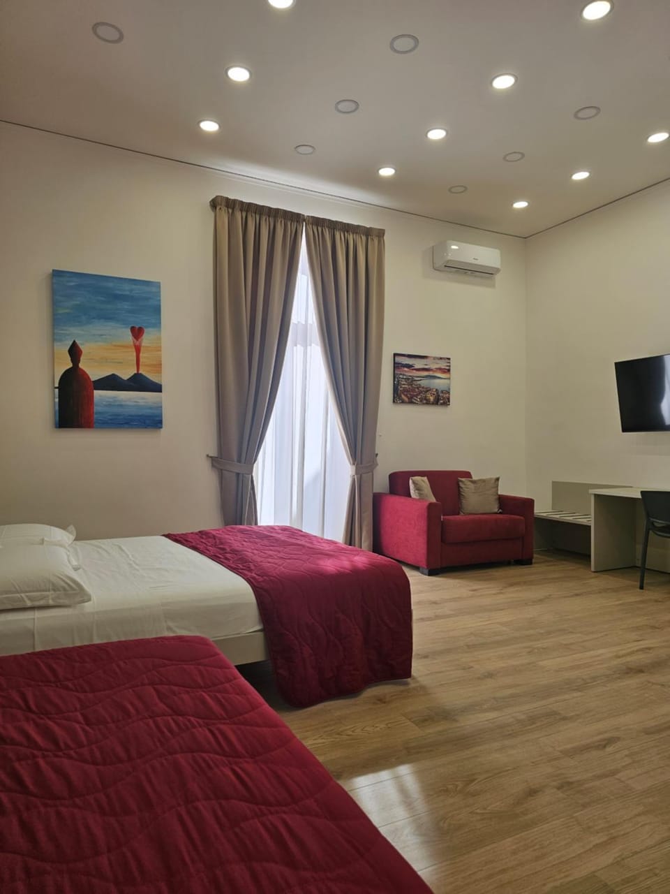 Communal lounge/ TV room, Bed, TV and multimedia, Living room, Photo of the whole room, Seating area, Evening entertainment, Bedroom