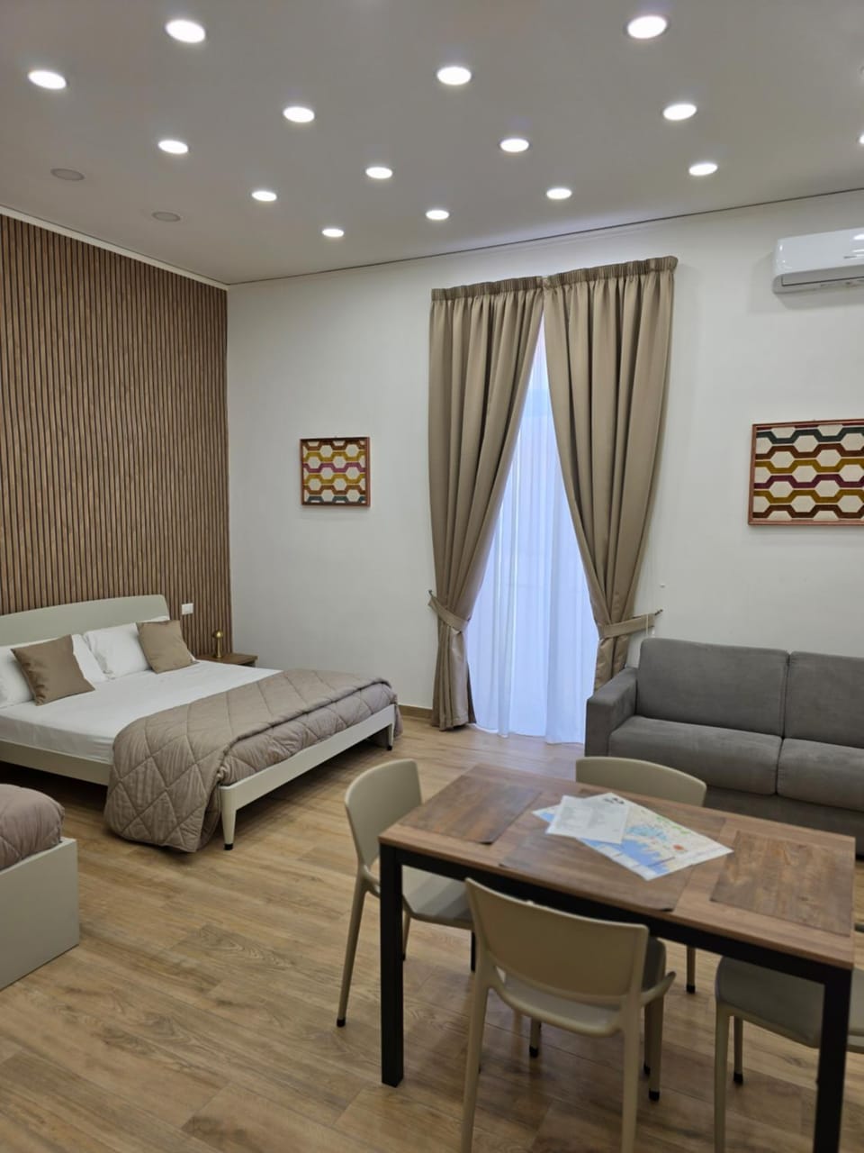 Bed, Living room, Photo of the whole room, Seating area, Bedroom, air conditioner
