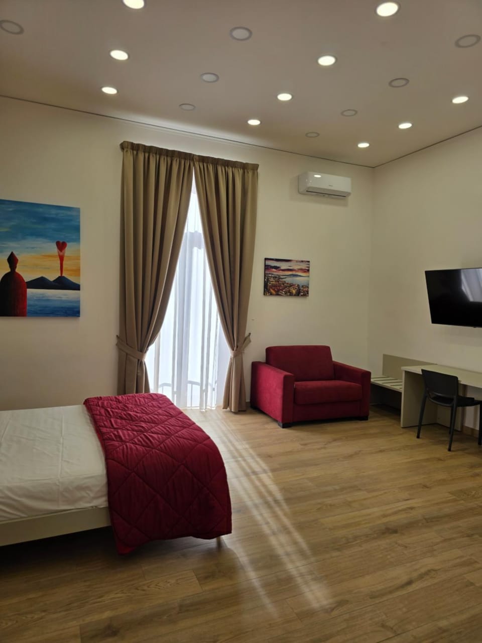 Bed, TV and multimedia, Living room, Photo of the whole room, Seating area, Bedroom, air conditioner