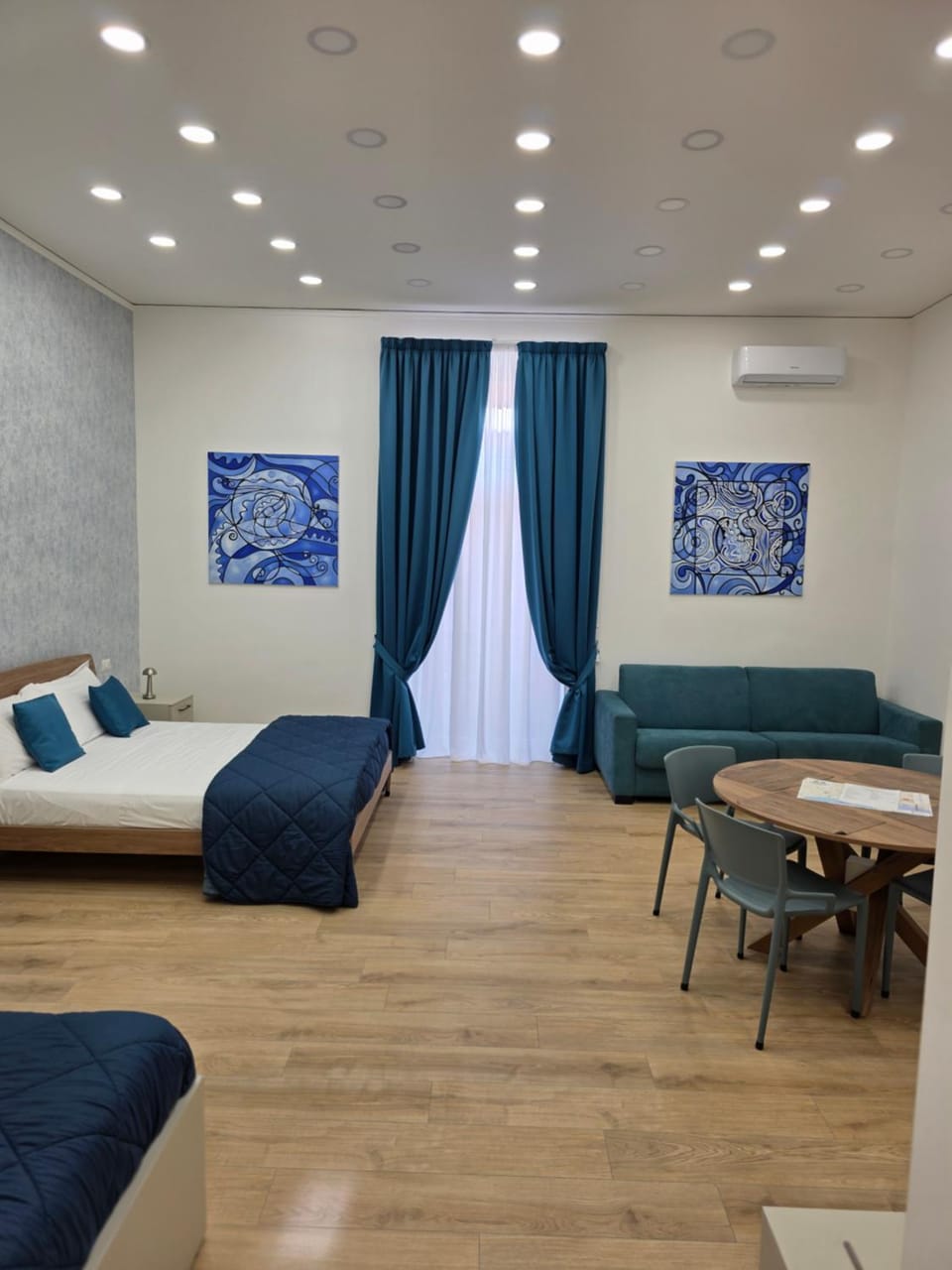 Bed, Living room, Photo of the whole room, Seating area, Bedroom