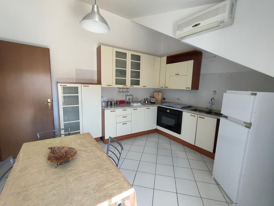 Kitchen or kitchenette, Dining area, stove