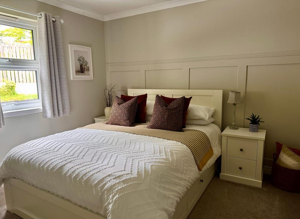 Holly Lodge - 2 x Kingsize bedrooms with private entrance and free parking-new shower room Apartment in Oban