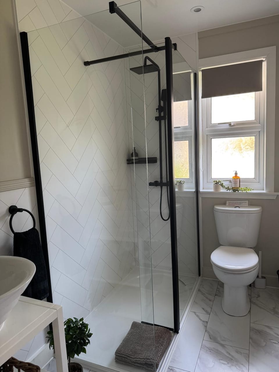 Holly Lodge - 2 x Kingsize bedrooms with private entrance and free parking-new shower room Apartment in Oban