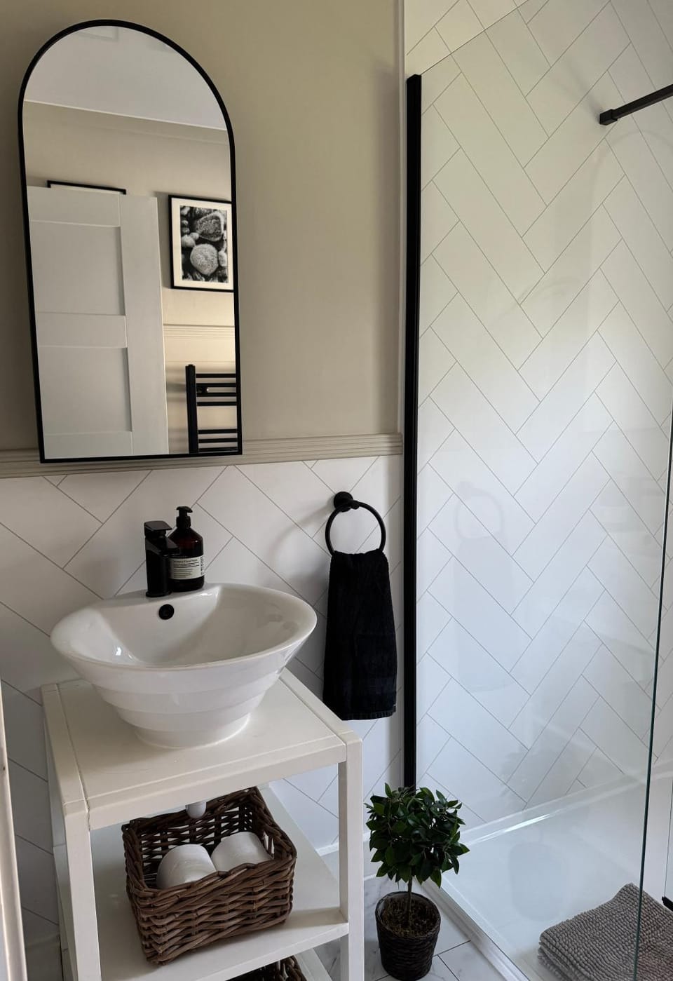 Holly Lodge - 2 x Kingsize bedrooms with private entrance and free parking-new shower room Apartment in Oban