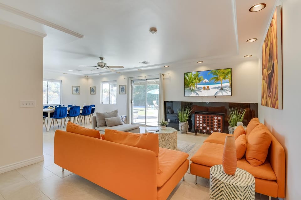 TV and multimedia, Living room, Dining area, fireplace, fireplace, flat iron, air conditioner, air conditioner