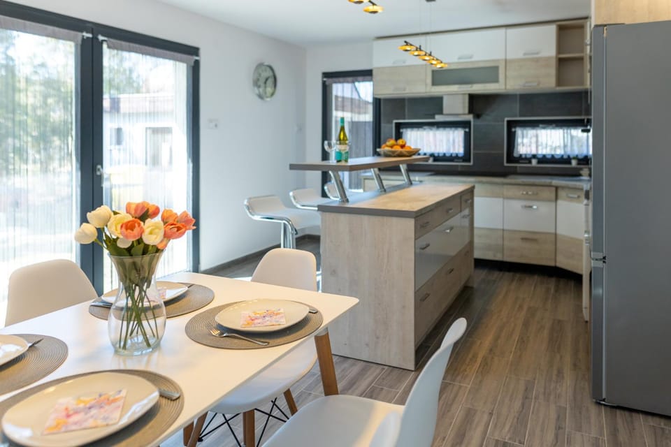 Restaurant/places to eat, Kitchen or kitchenette
