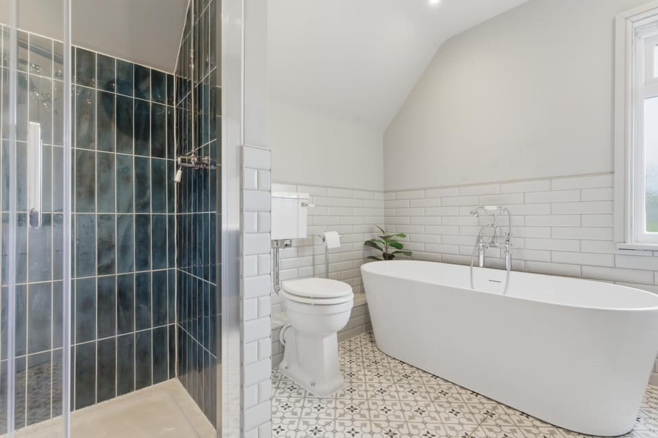 2-Bedroom Cottage Sleeps 5 Free Parking House in Harlow