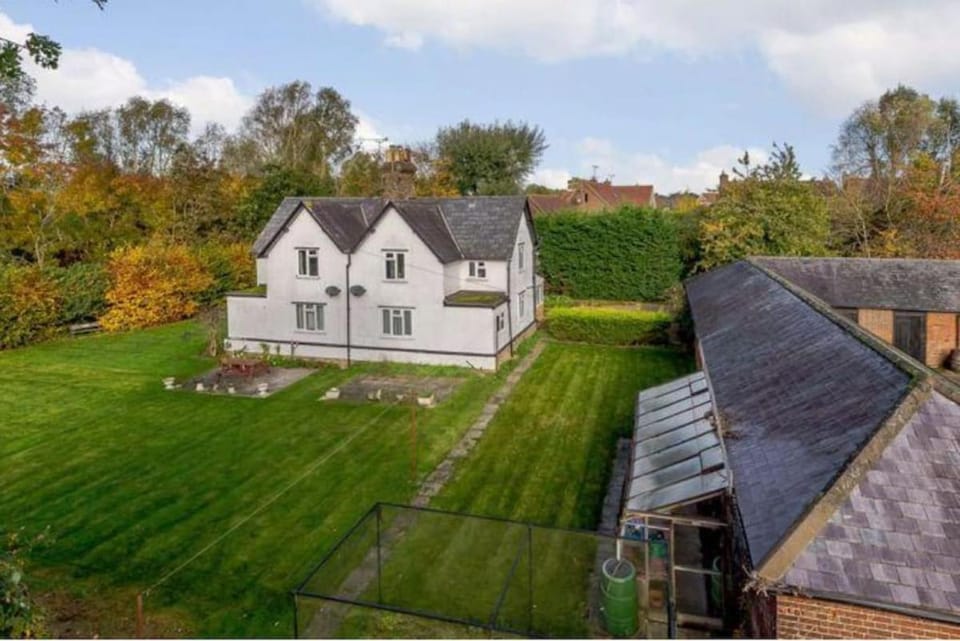 2-Bedroom Cottage Sleeps 5 Free Parking House in Harlow