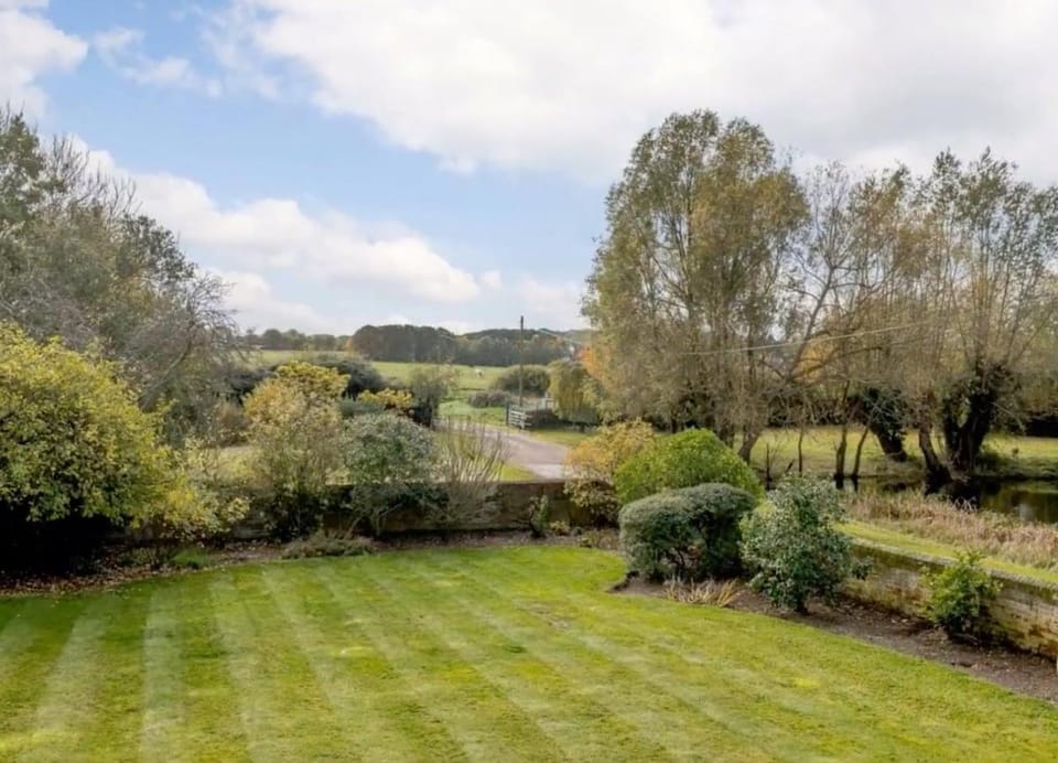 2-Bedroom Cottage Sleeps 5 Free Parking House in Harlow