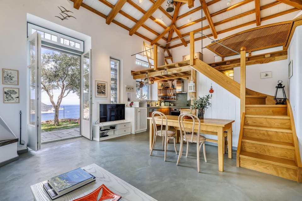 Kitchen or kitchenette, Living room, Seating area, Dining area
