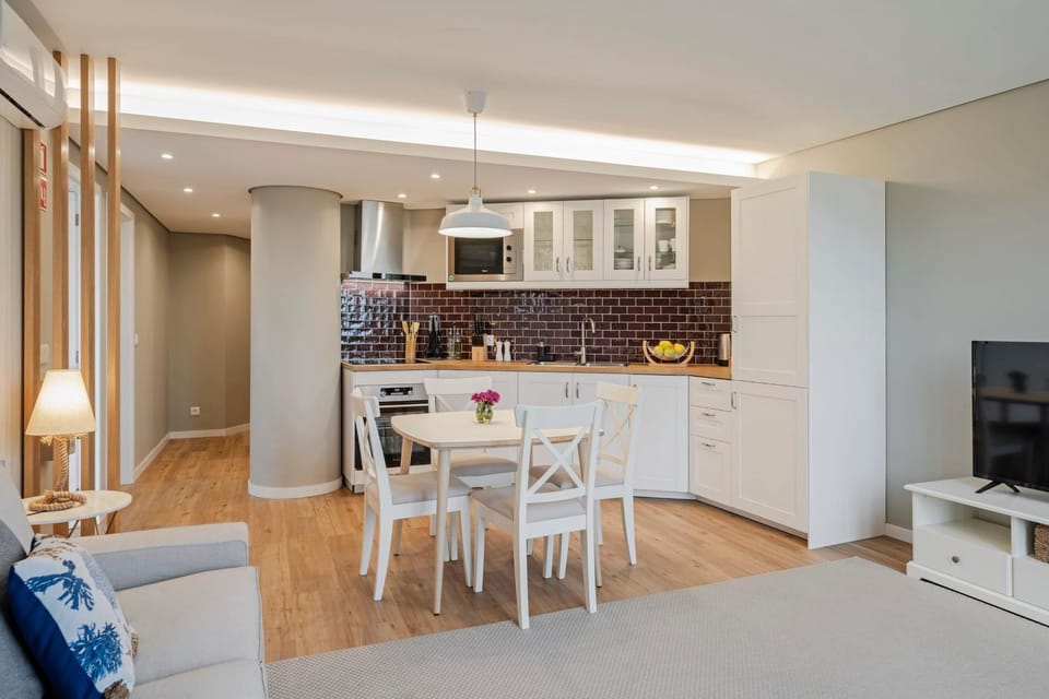 Kitchen or kitchenette, Seating area, Dining area