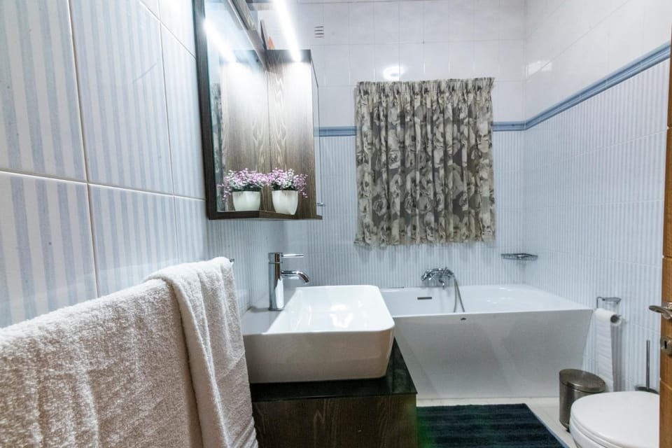 Rua Cosy Apartment Sliema (3 Bedroom 2 Bathroom), 2 mins walk from sea Apartment in Sliema