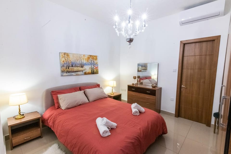 Rua Cosy Apartment Sliema (3 Bedroom 2 Bathroom), 2 mins walk from sea Apartment in Sliema