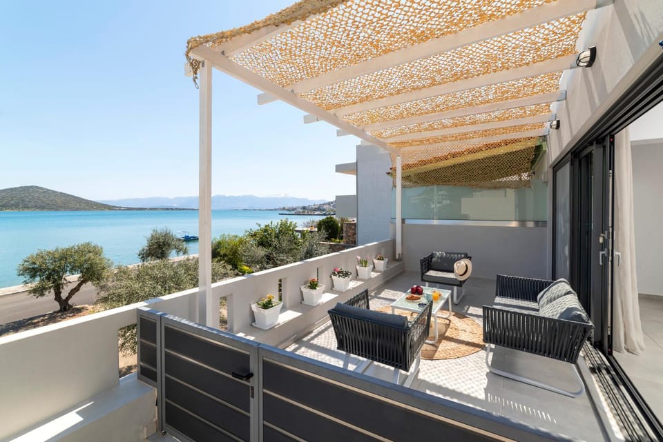 Property building, Balcony/Terrace, Balcony/Terrace, Seating area, Location