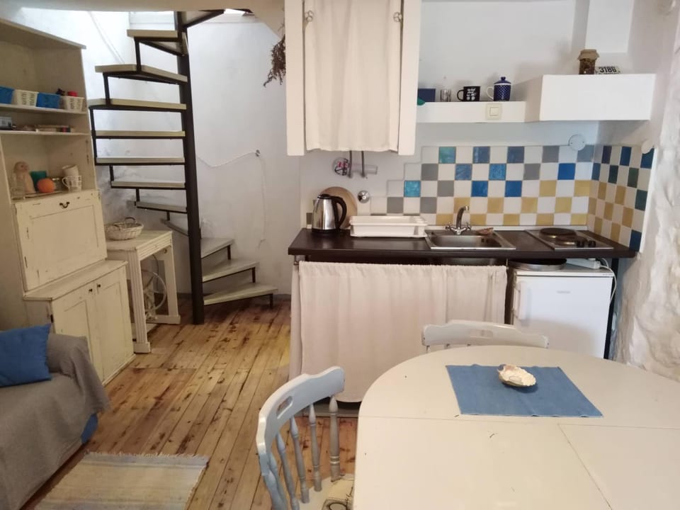 Dining area, kitchen