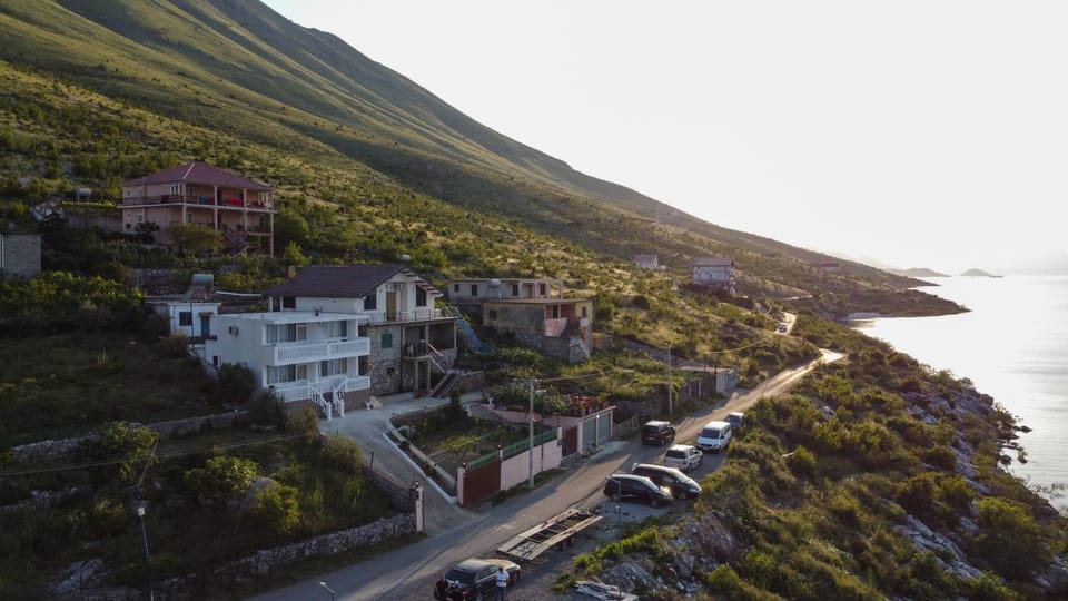 LakeFront House Bed and Breakfast in Montenegro