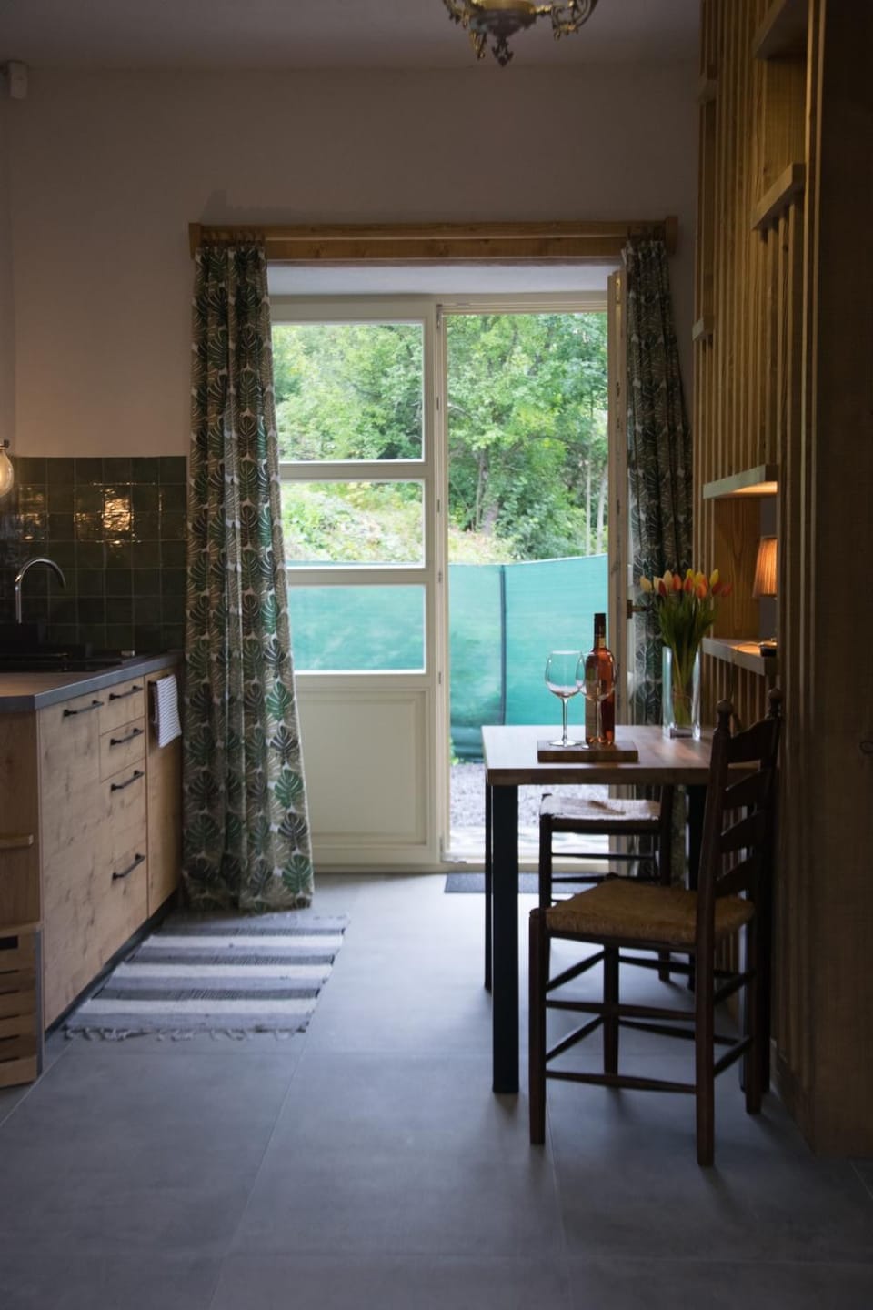 Kitchen or kitchenette, Dining area