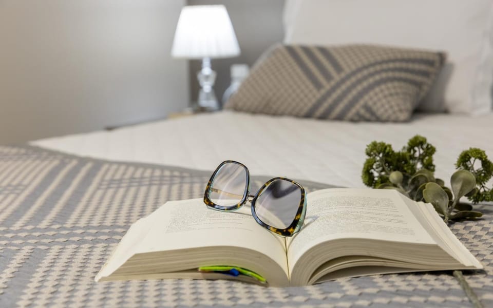 Bed, Photo of the whole room, Decorative detail, Decorative detail, Bedroom
